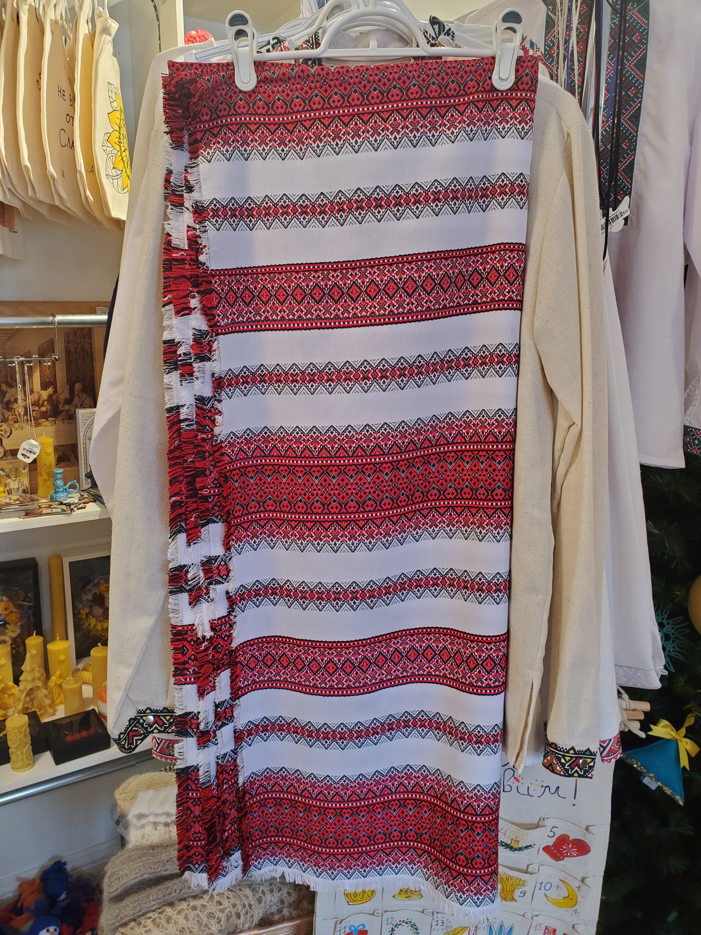 Embroidered tablecloth red/blk Large