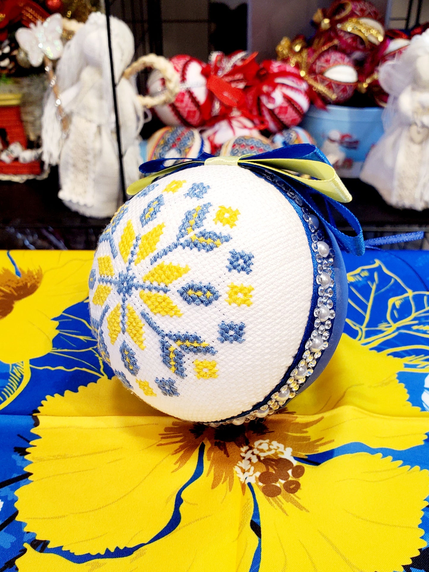 Embroidered Christmas Ball UA Mix 10 cm T1