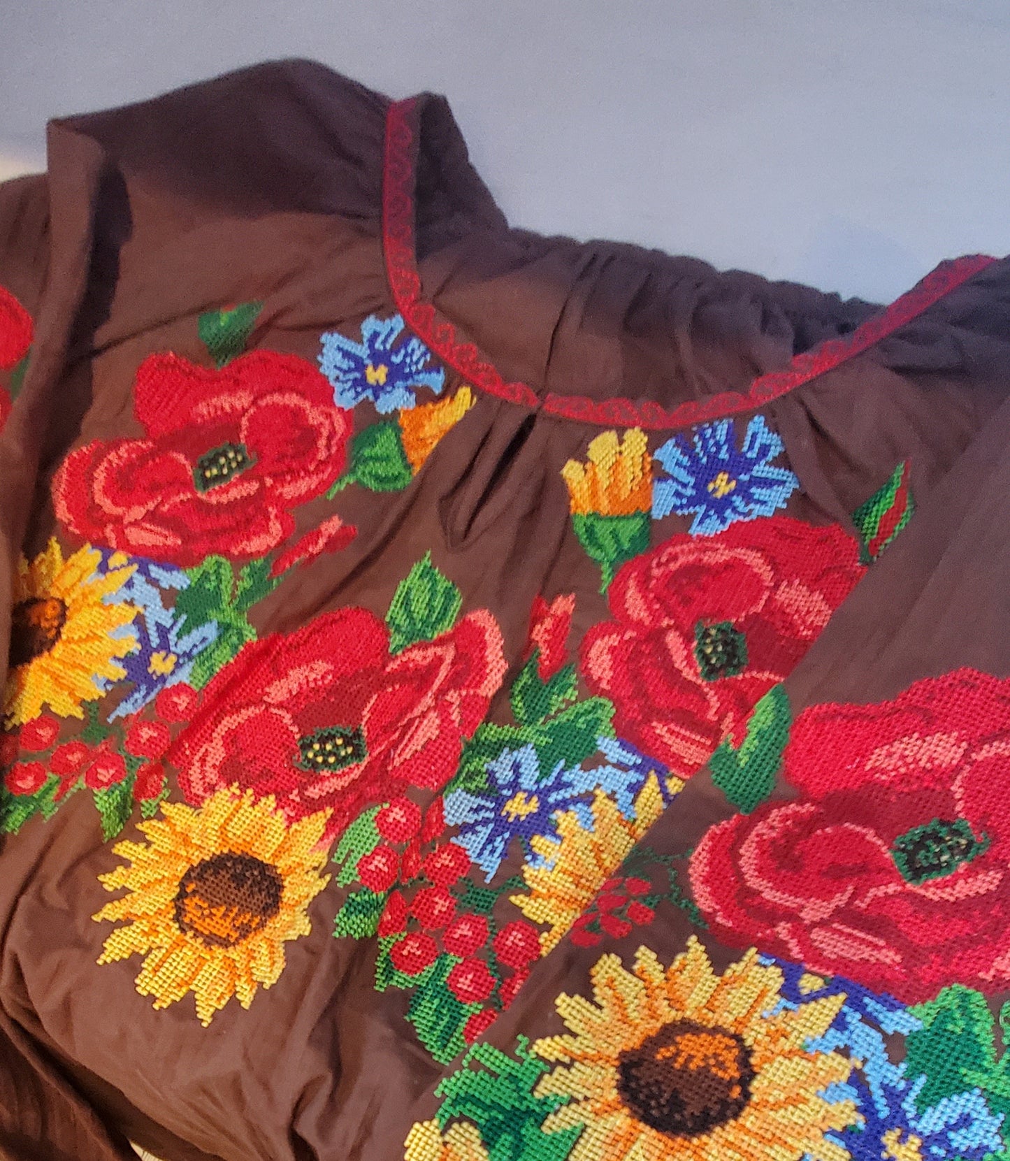 Embroidered blouse brown/flowers