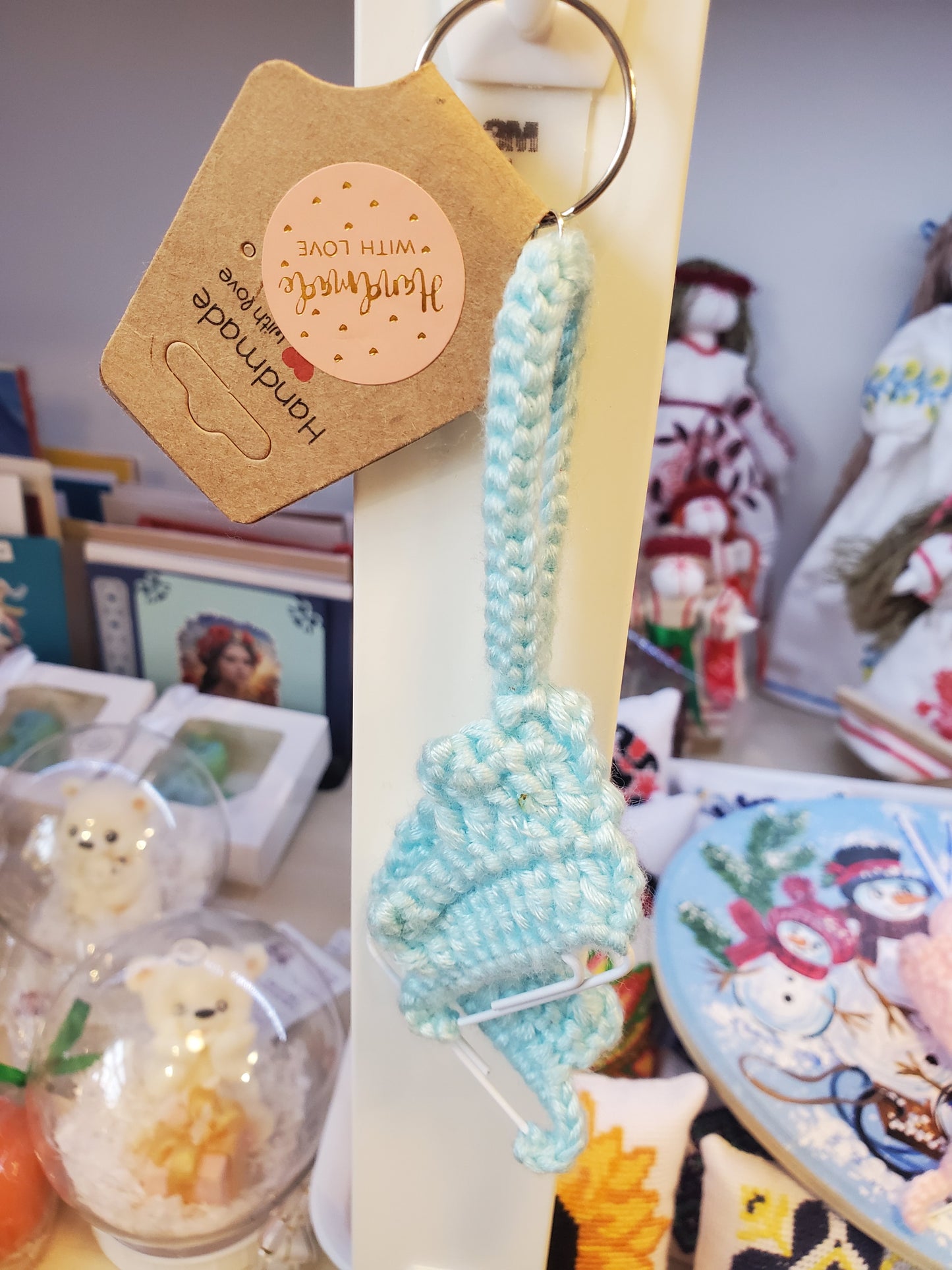 Knitted States keychain (blue/pink)