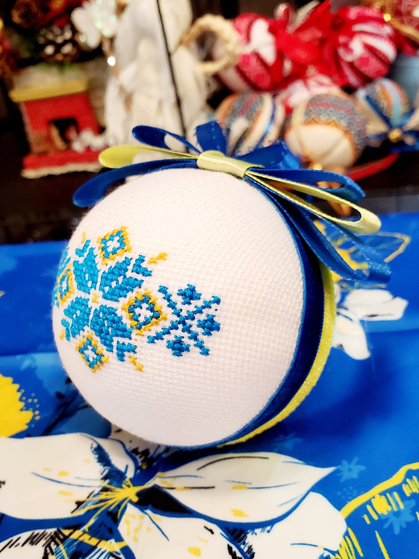Embroidered Christmas Ball UA Mix 8 cm T1