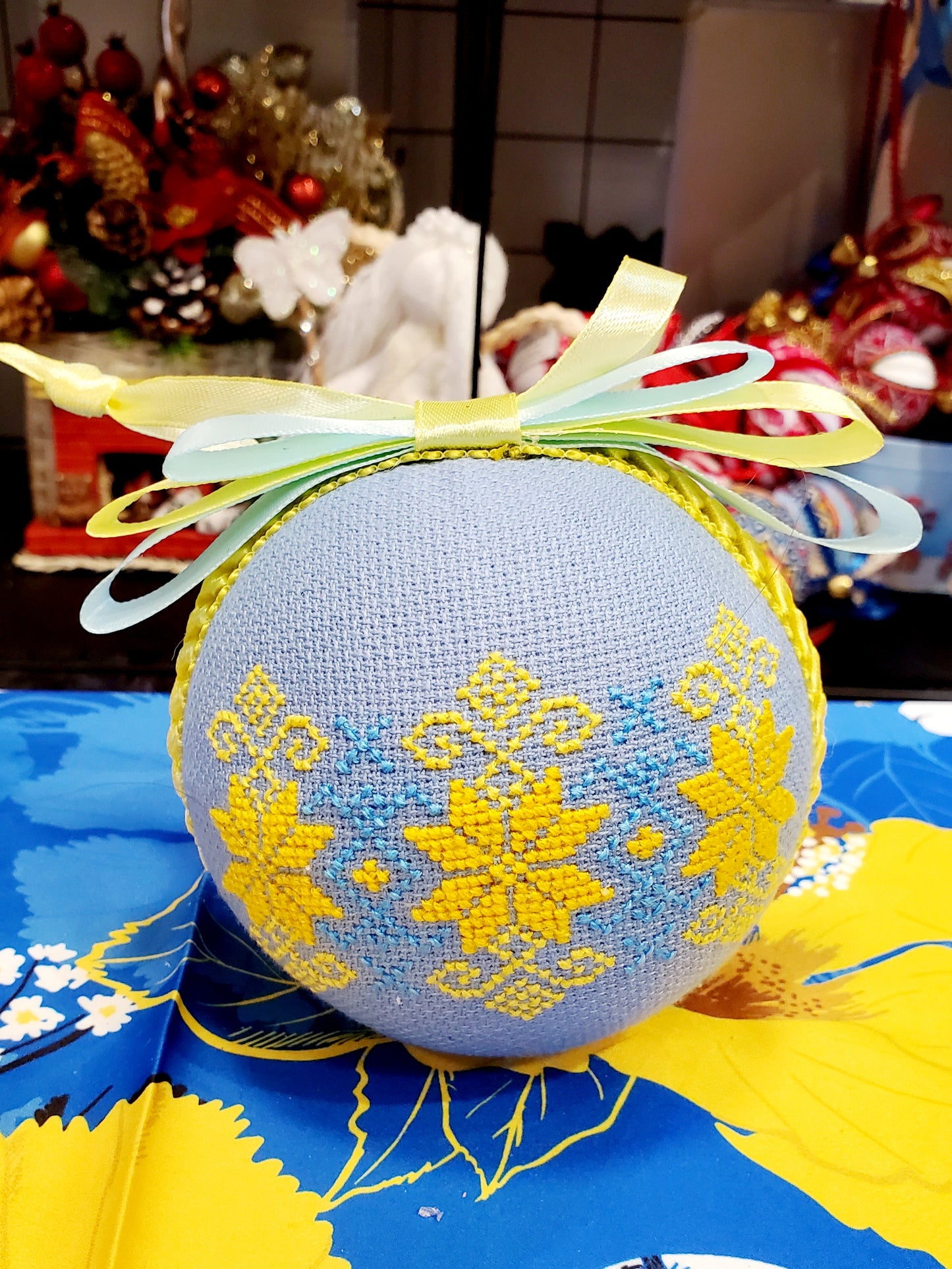 Embroidered Christmas Ball UA Mix 10 cm T3