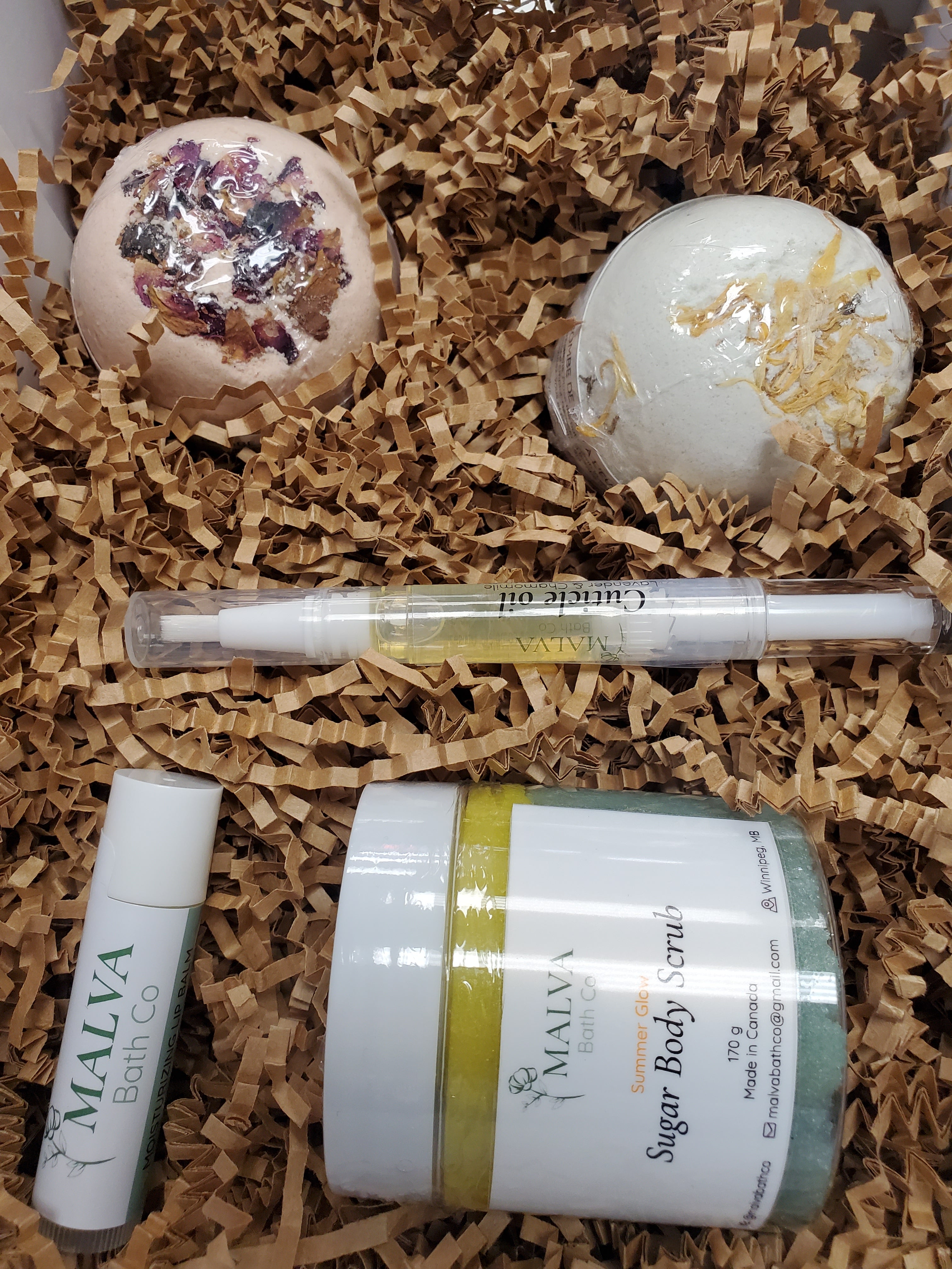 Gift box (scrab, lip balm, cuticle oil, 2 bombs)