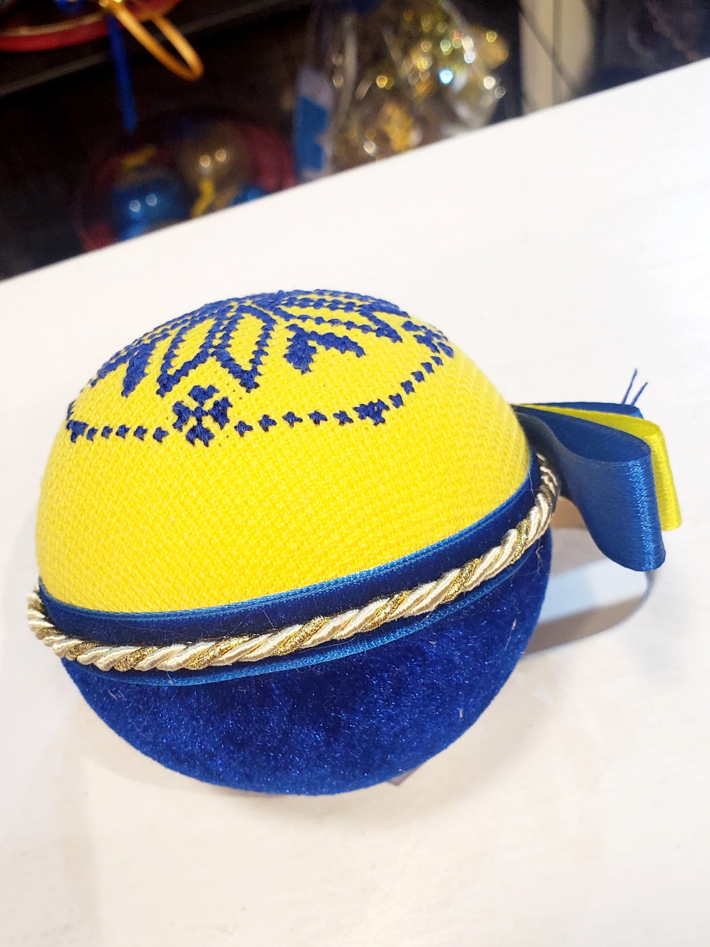 Embroidered Christmas Ball UA Mix 8 cm T2