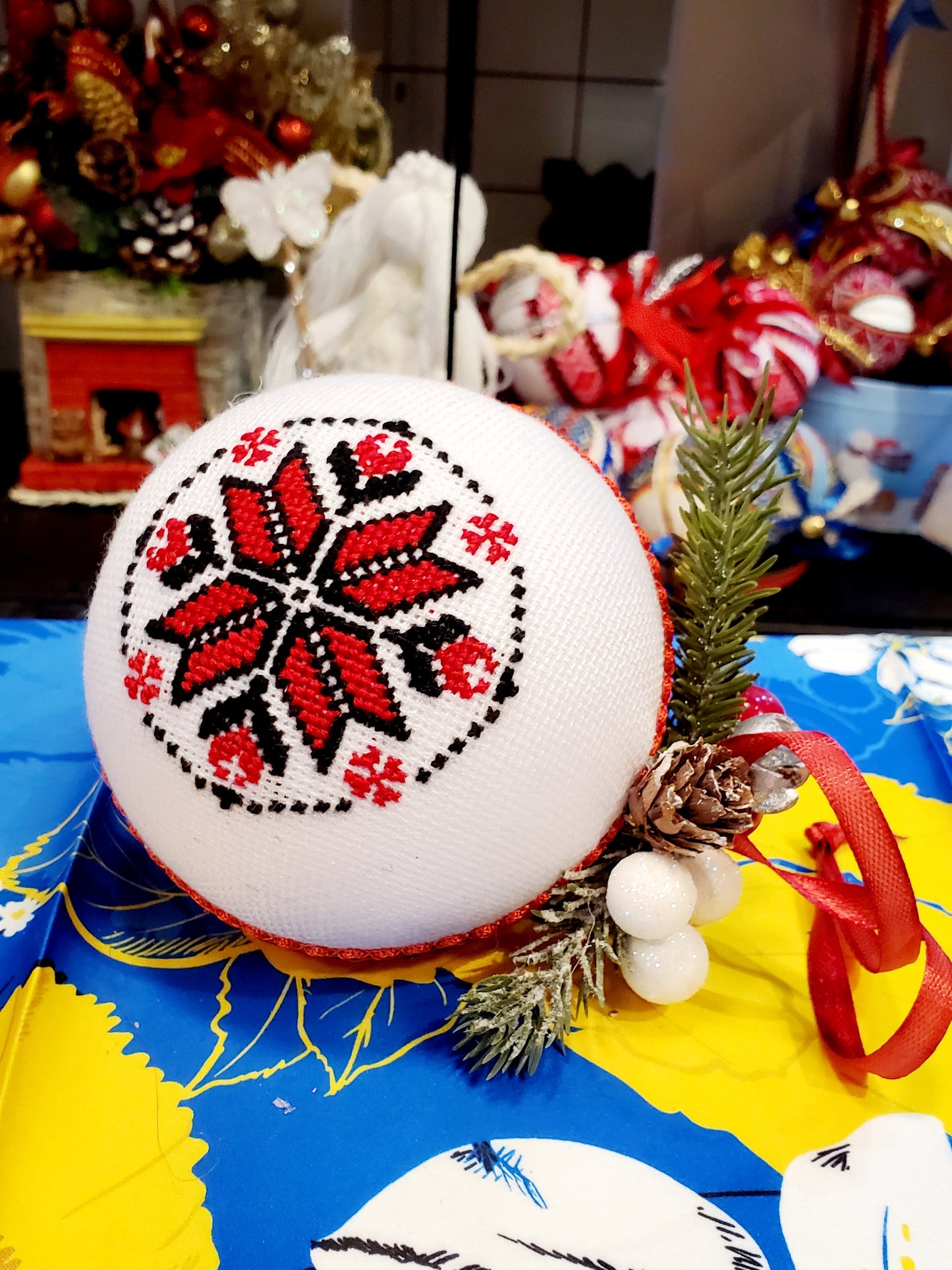 Embroidered Christmas Ball UA Mix 10 cm T3
