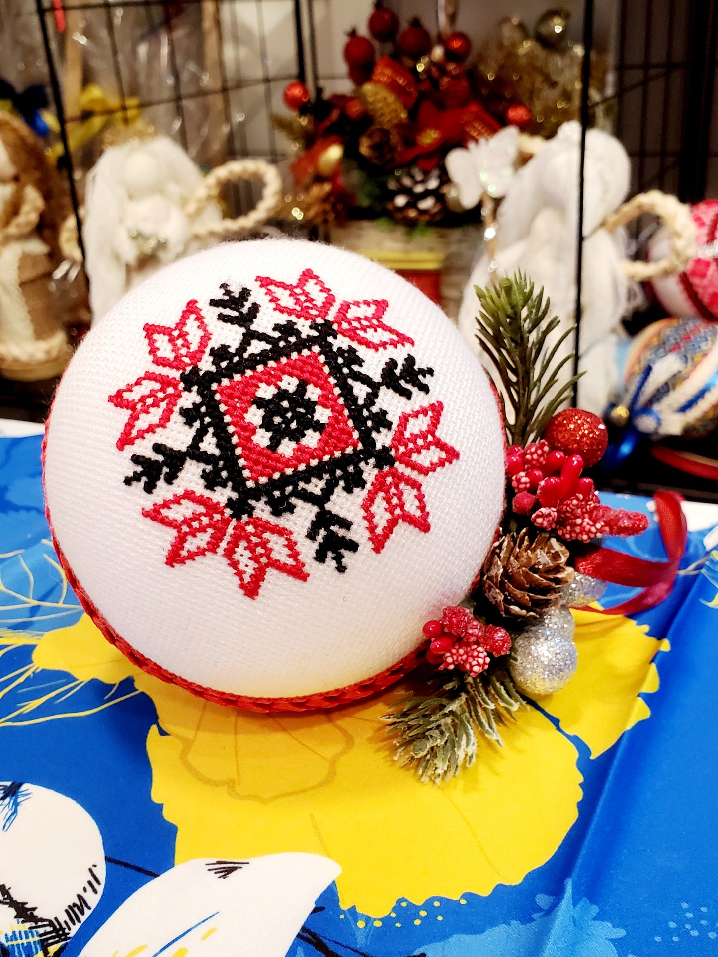 Embroidered Christmas Ball UA Mix 10 cm T3