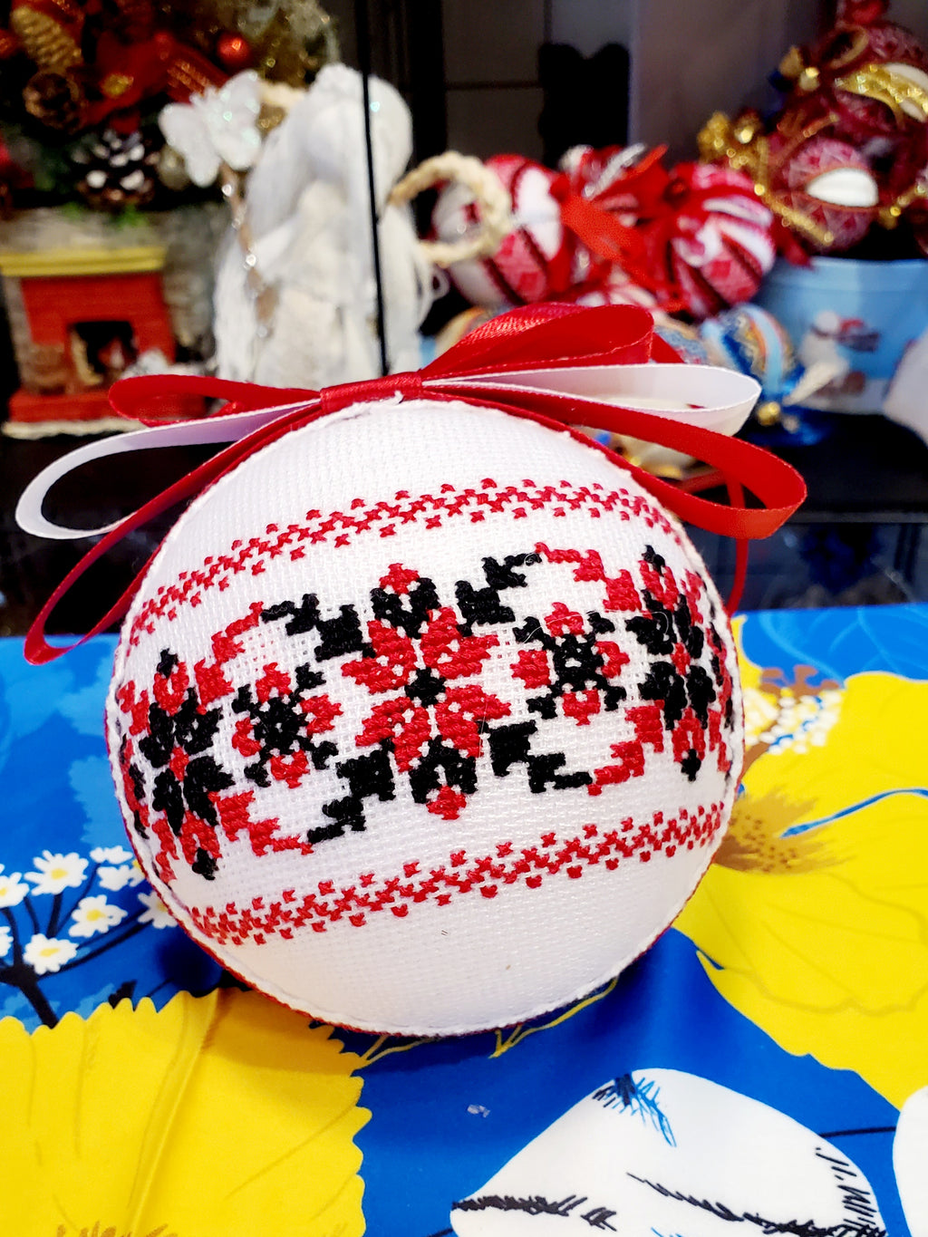 Embroidered Christmas Ball UA Mix 10 cm T2