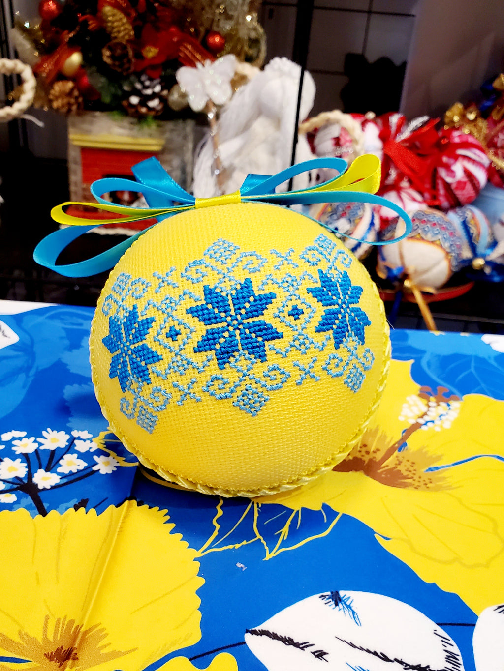 Embroidered Christmas Ball UA Mix 10 cm T3