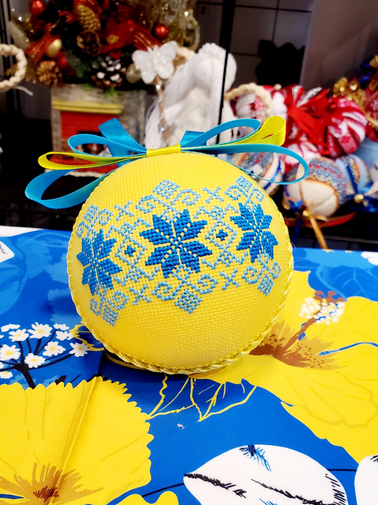 Embroidered Christmas Ball UA Mix 10 cm T3