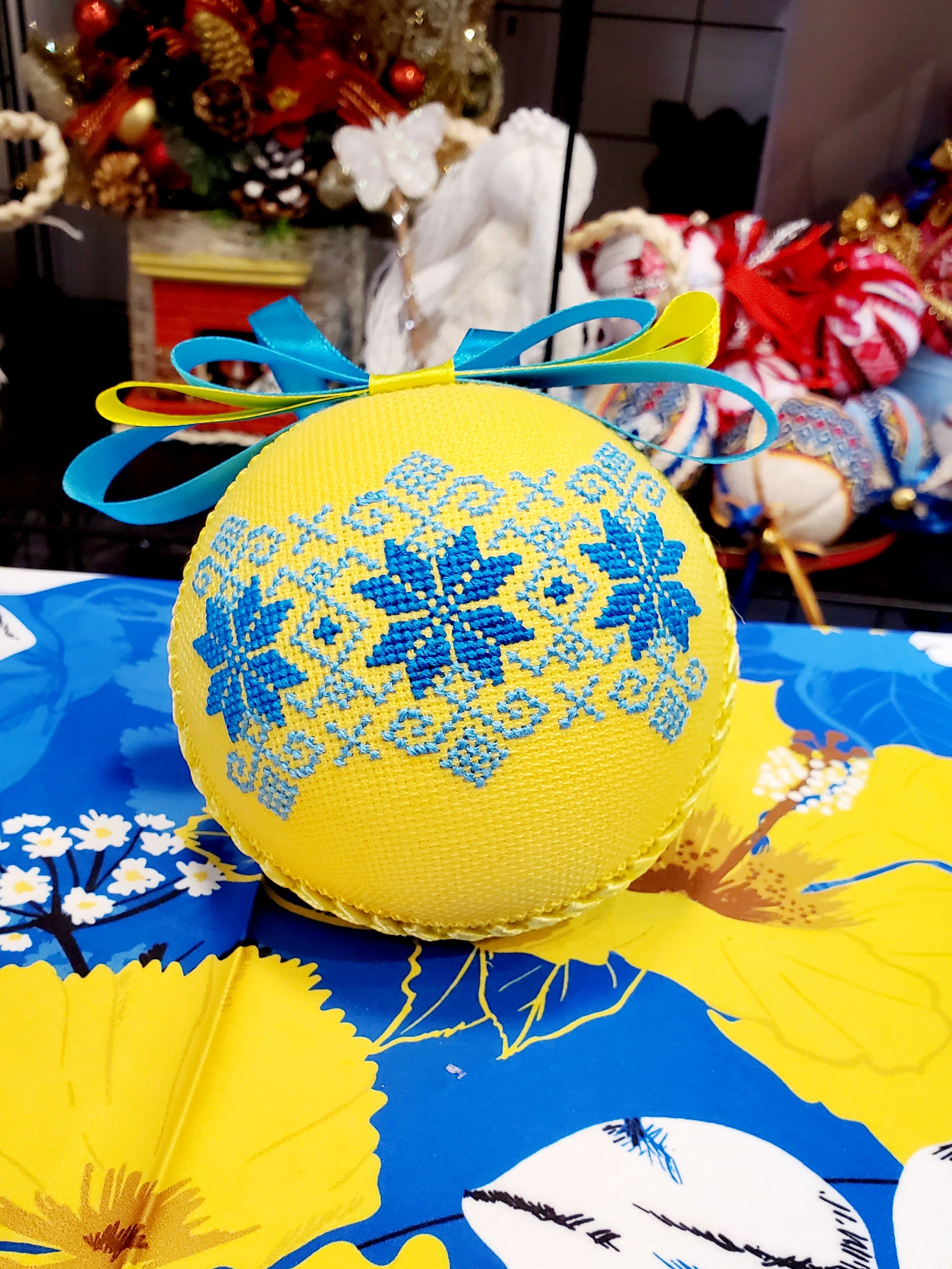 Embroidered Christmas Ball UA Mix 10 cm T3