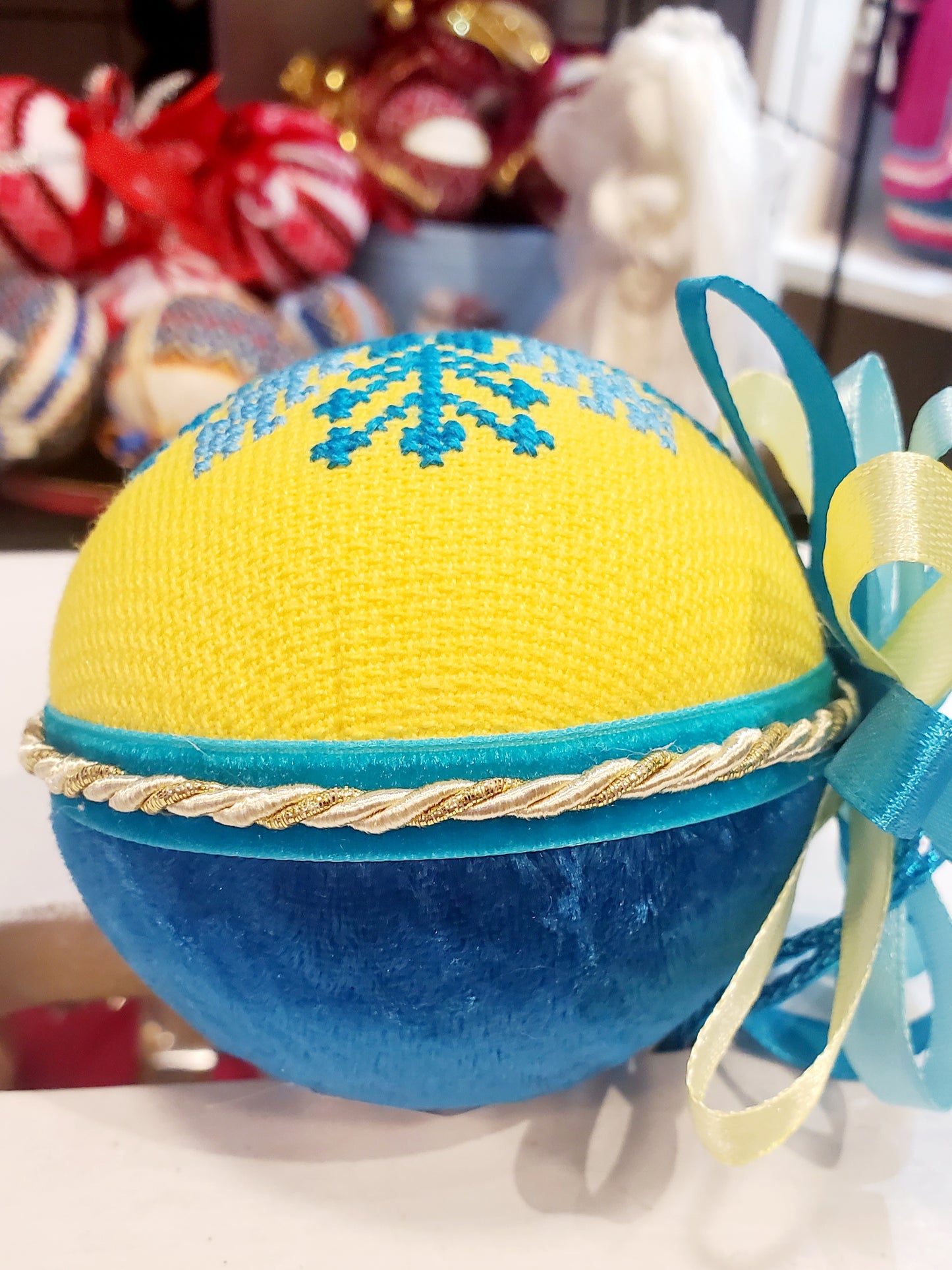 Embroidered Christmas Ball UA Mix 8 cm T2