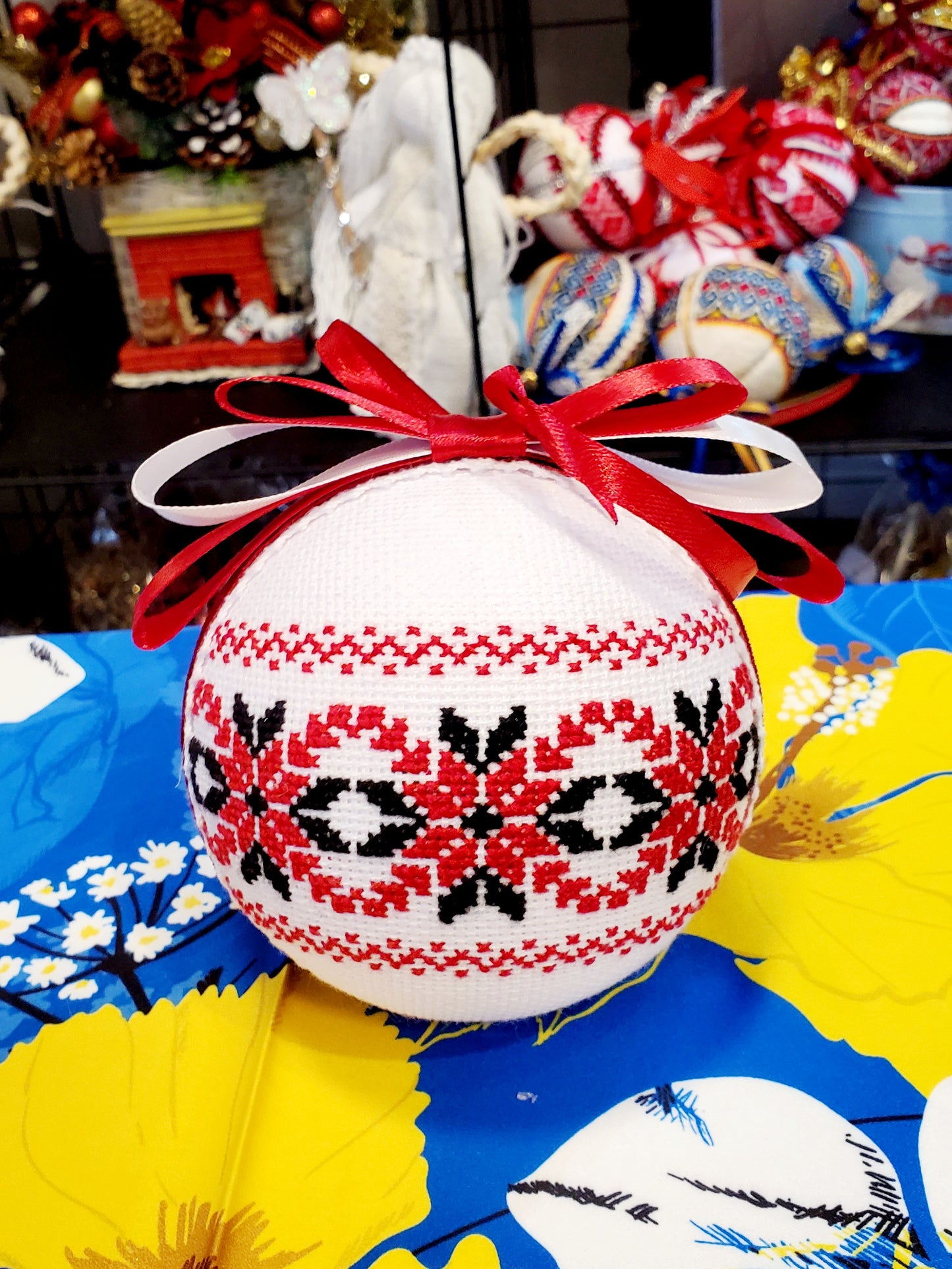 Embroidered Christmas Ball UA Mix 10 cm T2