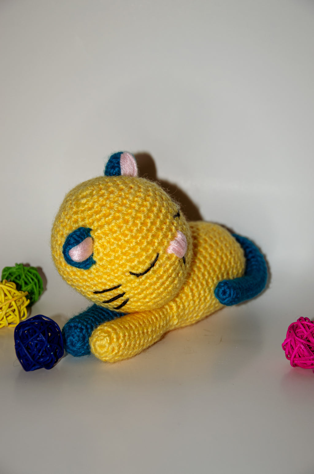 Knitted Toy Cat blue/yellow