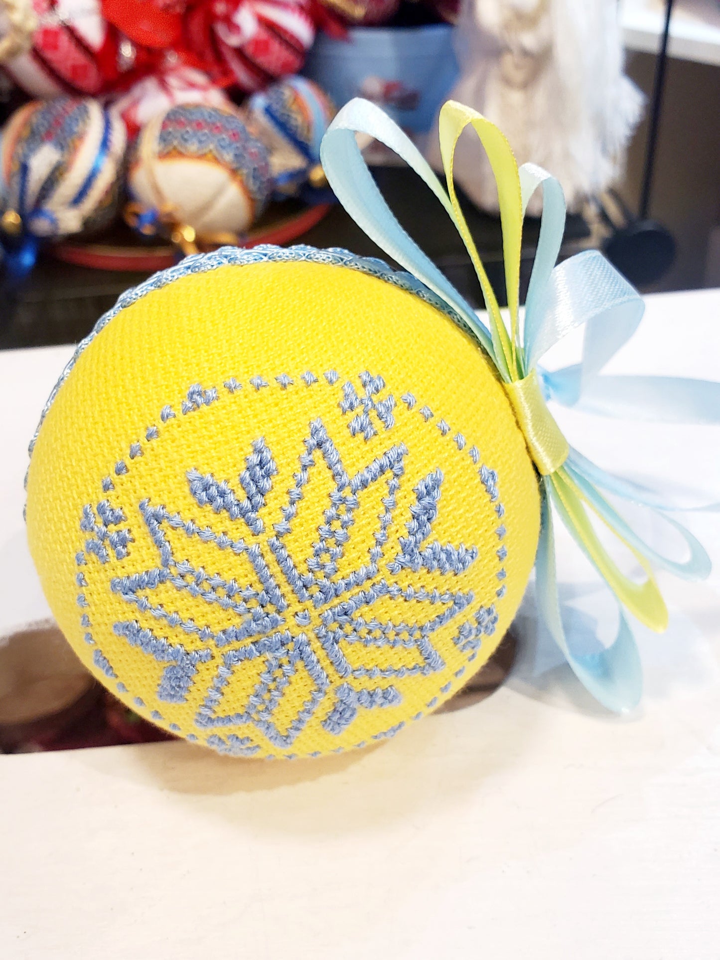 Embroidered Christmas Ball UA Mix 8 cm T2