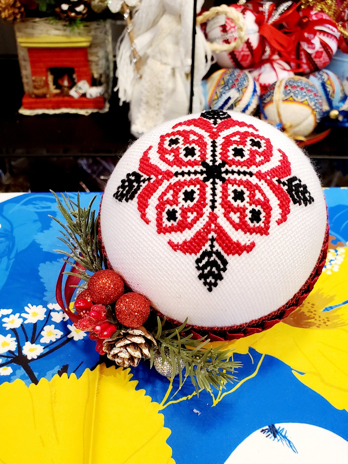 Embroidered Christmas Ball UA Mix 10 cm T3