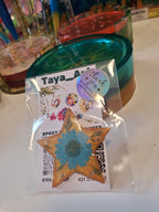 Pendant with natural flowers