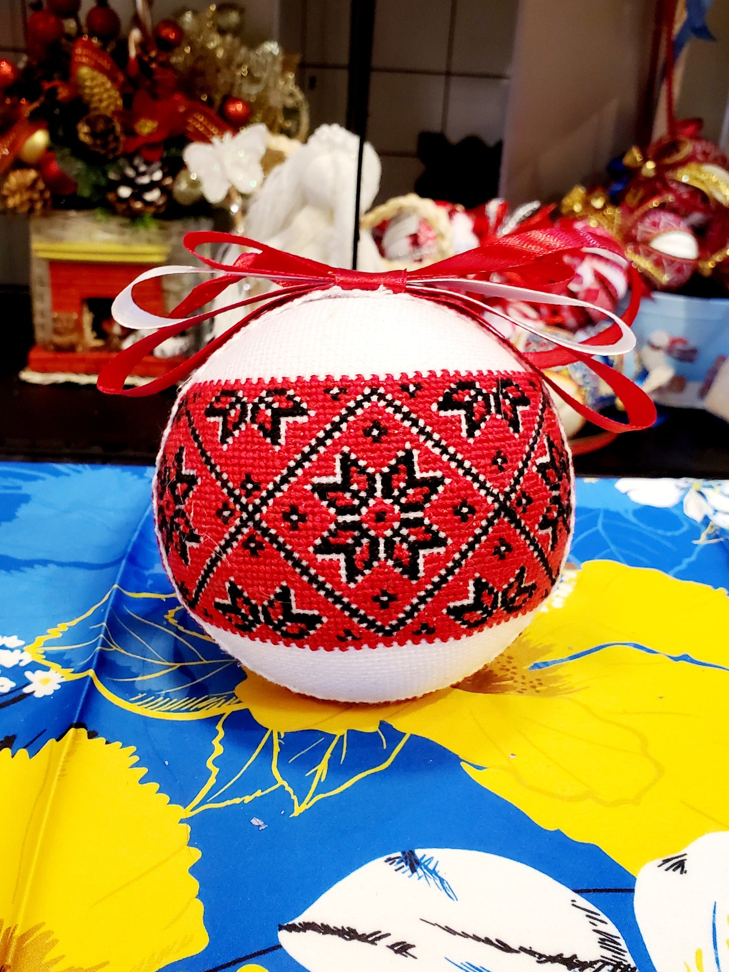 Embroidered Christmas Ball UA Mix 10 cm T3