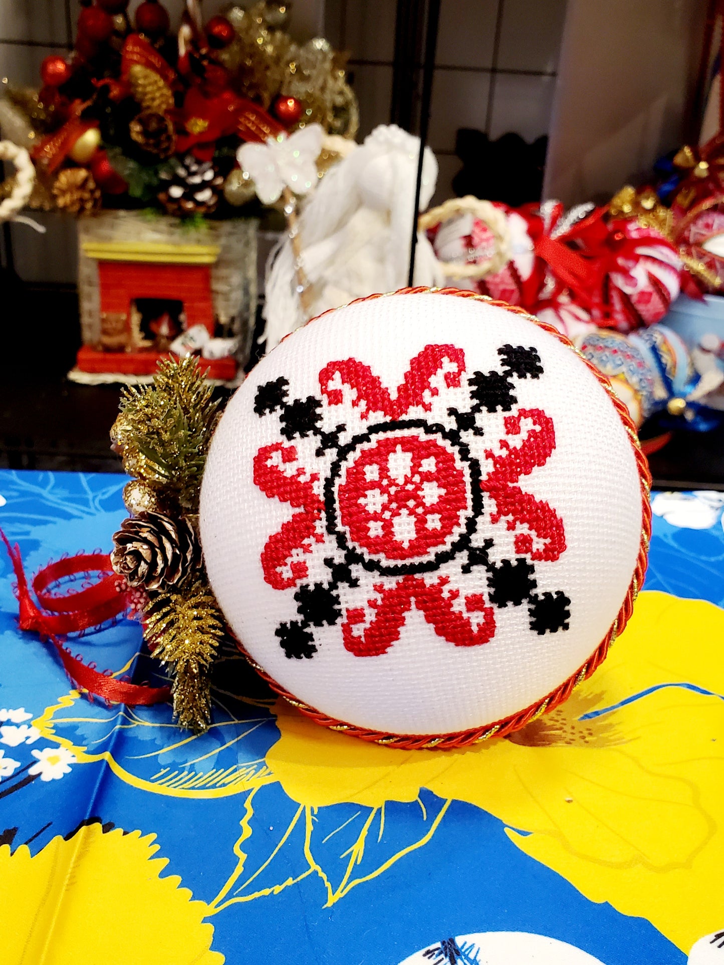 Embroidered Christmas Ball UA Mix 10 cm T3