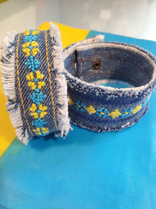 Bracelet with embroidery (fabric)