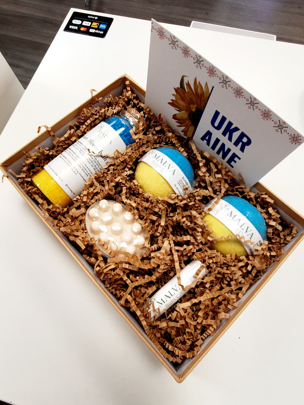 Gift set "Ukrainian Bloom" (2 bomb, lip balm, bath salt & soap)