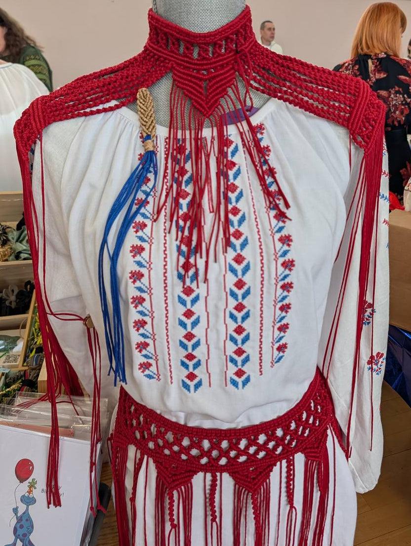 Macrame Choker on the Shoulder (red)
