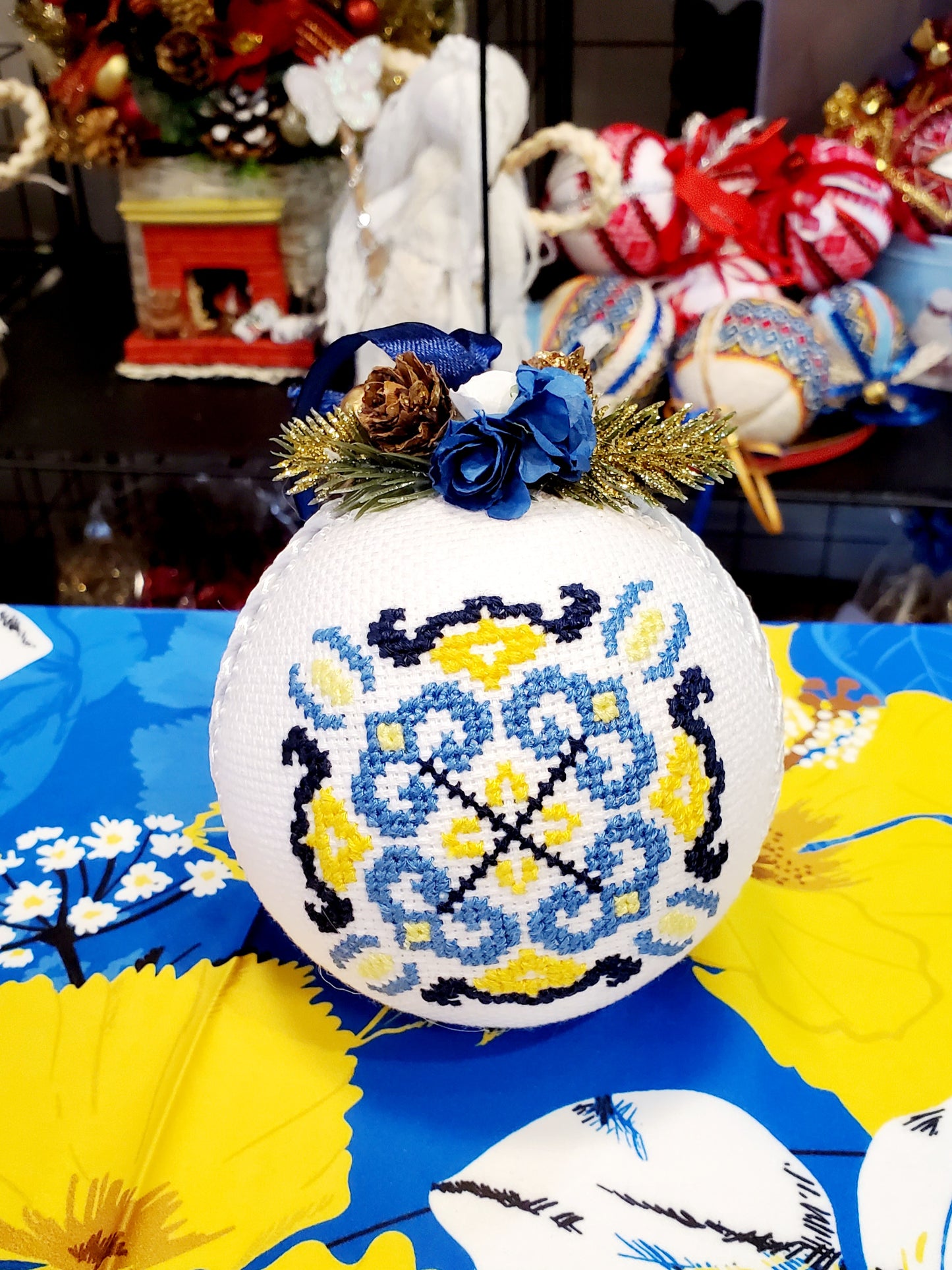 Embroidered Christmas Ball UA Mix 10 cm T2