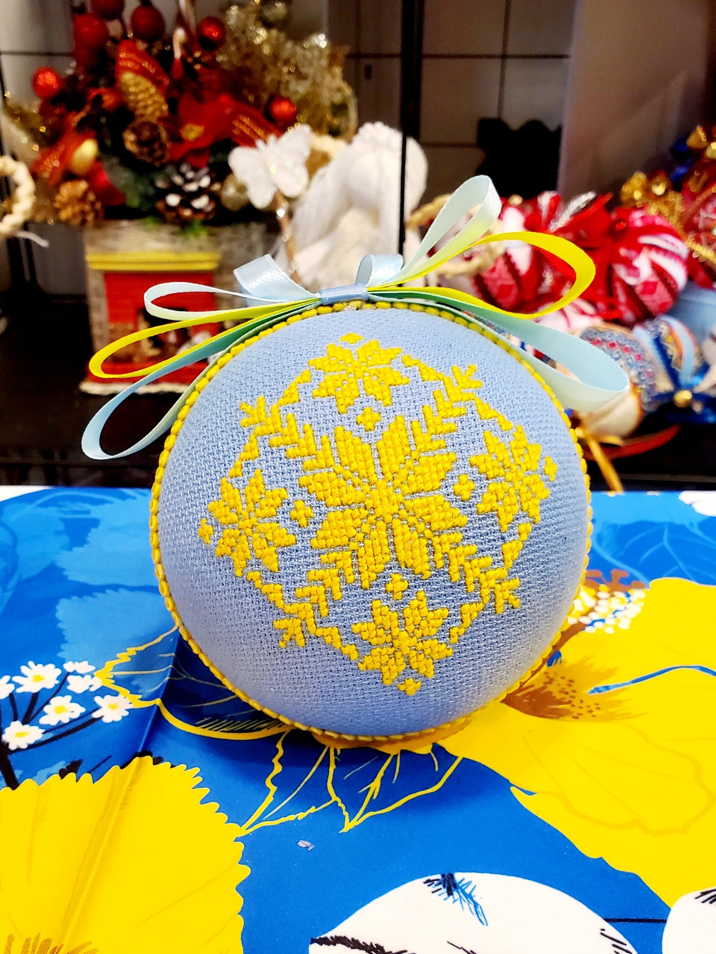 Embroidered Christmas Ball UA Mix 10 cm T3