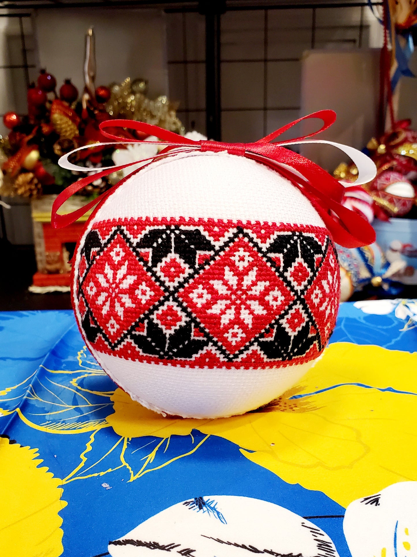 Embroidered Christmas Ball UA Mix 10 cm T3