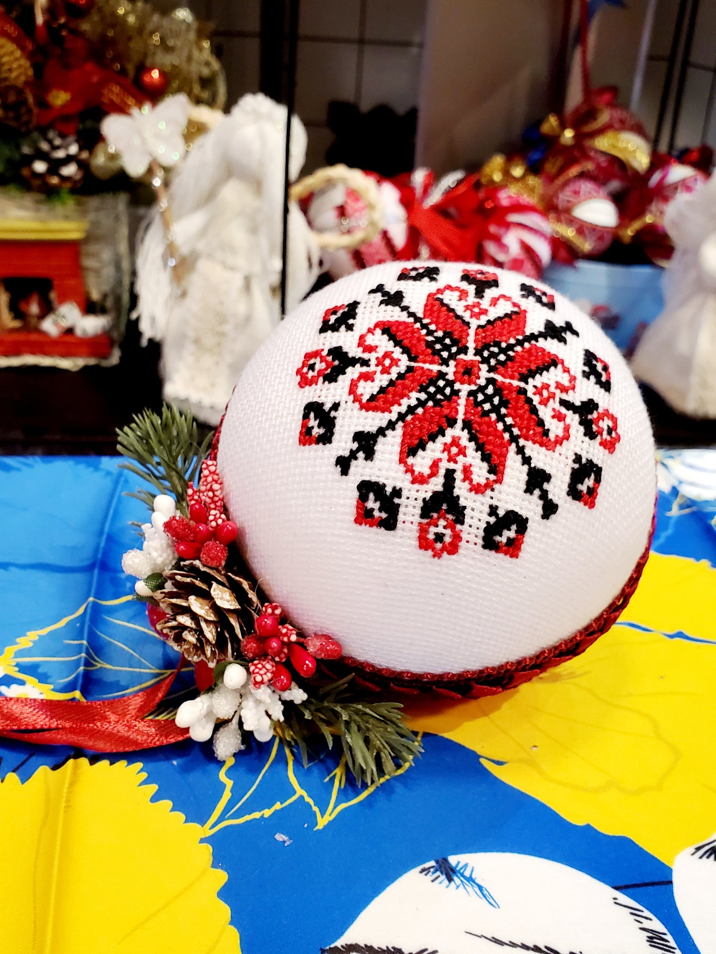 Embroidered Christmas Ball UA Mix 10 cm T3