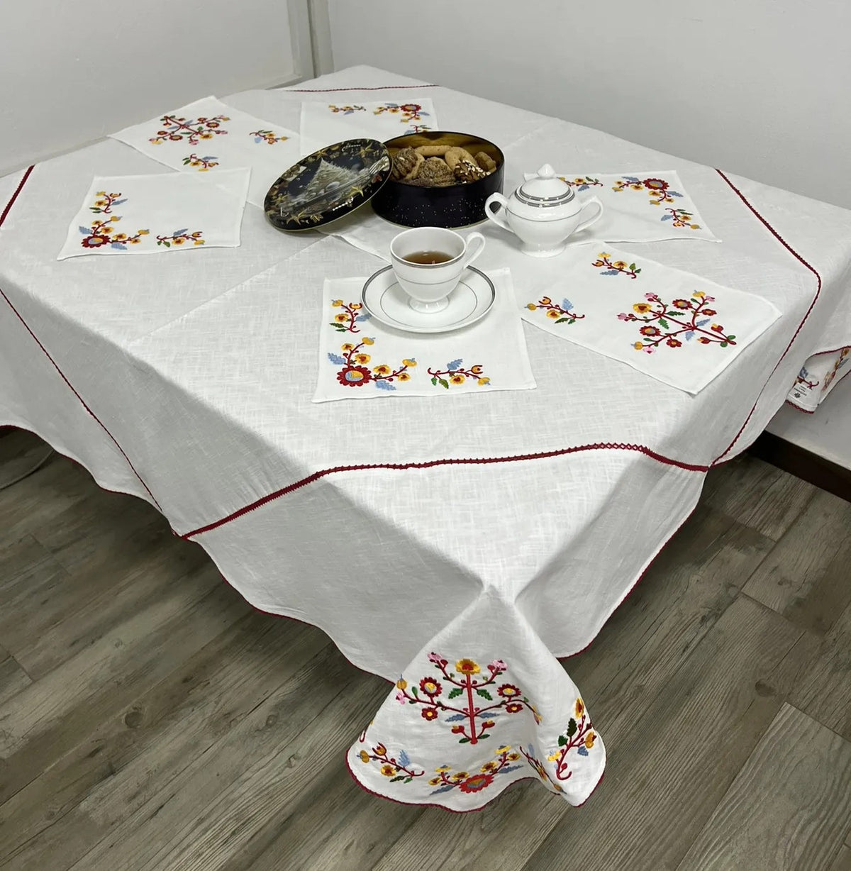 Embroidered embroidered ethnic-style tablecloth and 4 napkins
