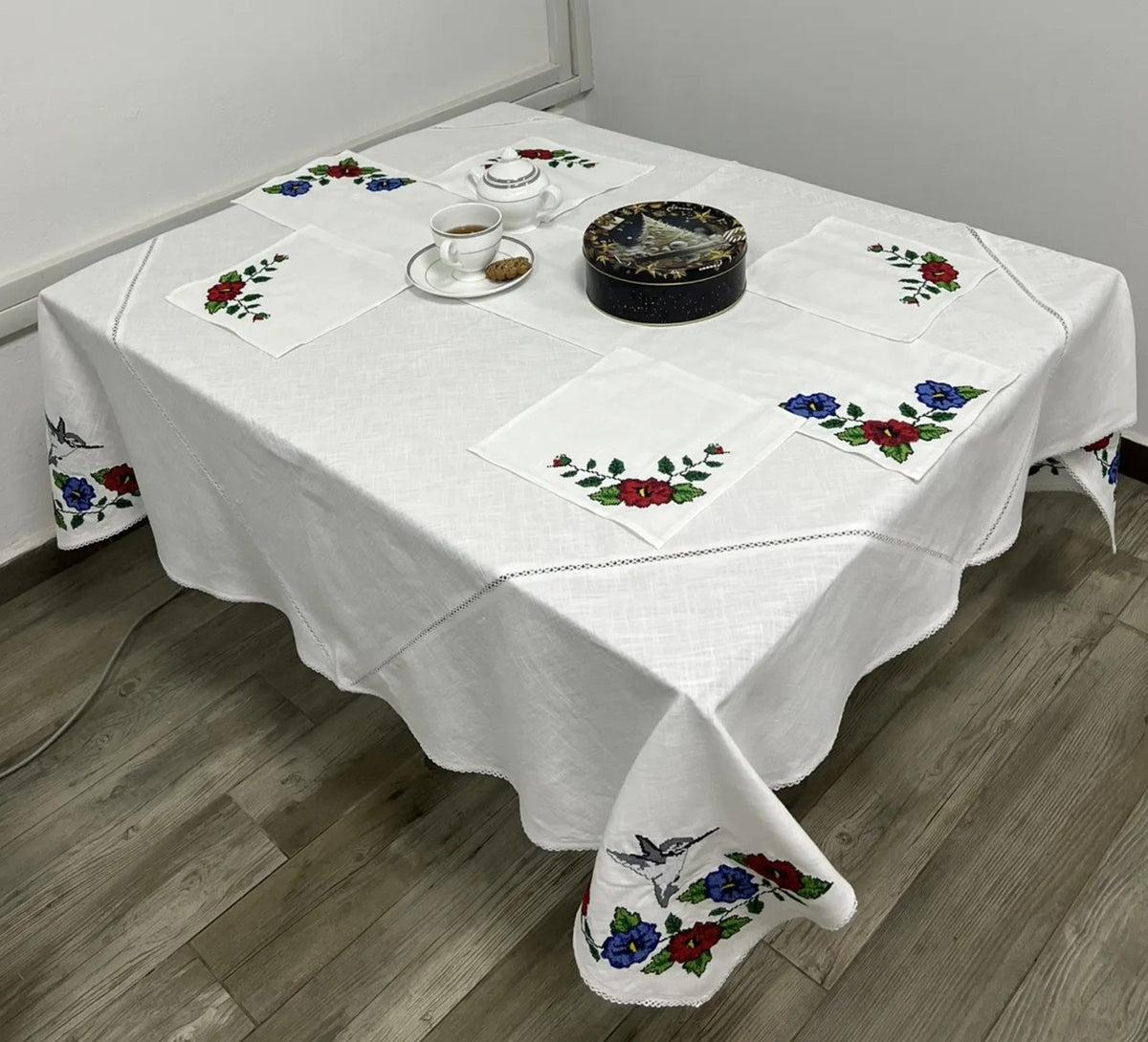Embroidered embroidered ethnic-style tablecloth and 4 napkins